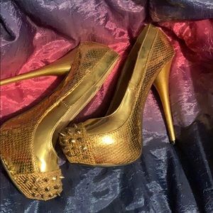 Gold spiked Tip Pumps